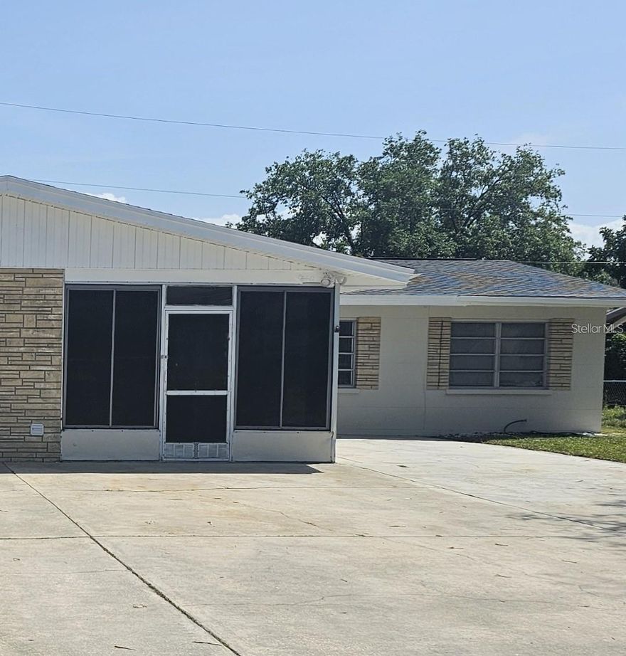 COMPLETELY UPDATED 1/2 DUPLEX in a highly desirable location just 3.3 miles from the beaches and only minutes from IMG Academy. This well-maintained home features an open floor plan and a fully remodeled modern kitchen with granite countertops and contemporary finishes.
The property offers 3 bedrooms and 2 full bathrooms, with a comfortable and functional layout ideal for everyday living. Enjoy the convenience of being close to the bus line, shopping, dining, medical facilities, entertainment, Holmes Beach, and Downtown Bradenton.
If location matters to you, this home is an excellent choice—an opportunity to live in a central, accessible, and very desirable area. IMG Academy friendly.
Available immediately. Appointment only—text or call for showings.
Non-smoking property. Credit, background, and eviction checks required.
First month, last month, and a security deposit required at move-in