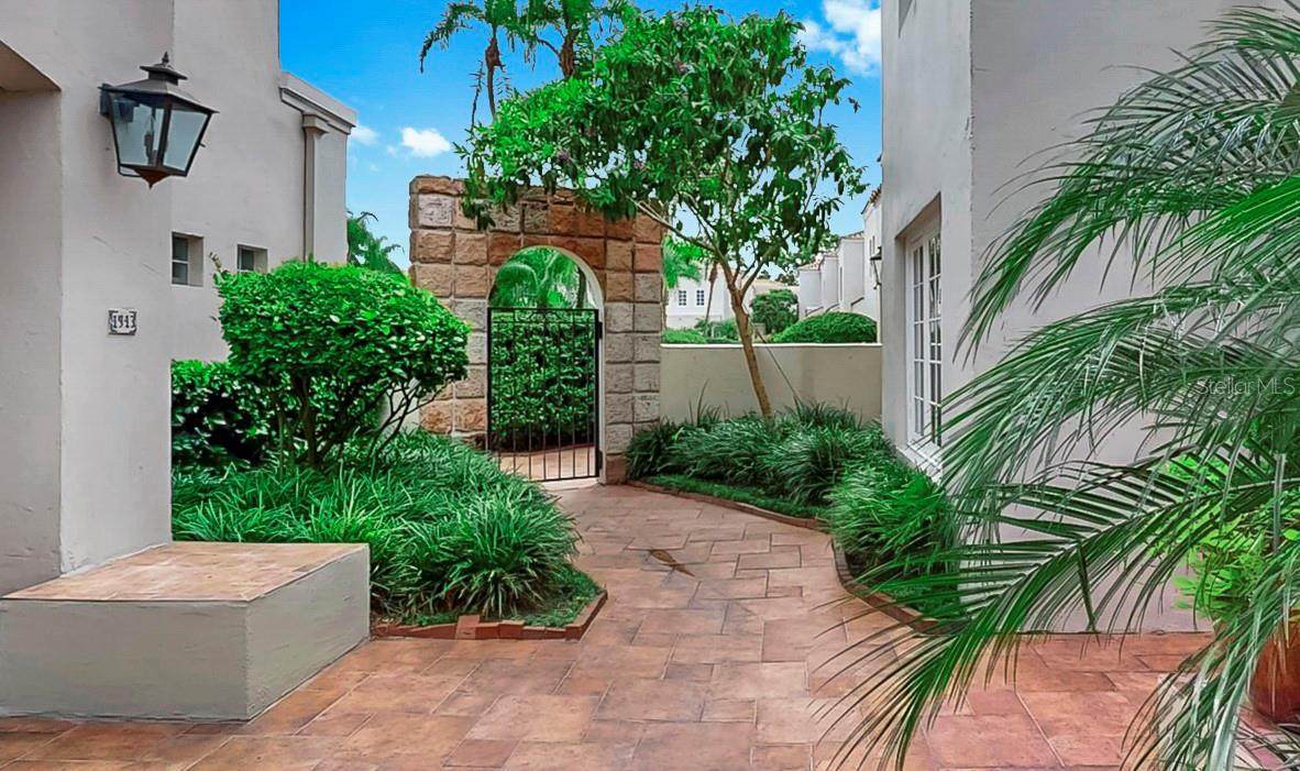 4945 BAYSHORE BOULEVARD 4945