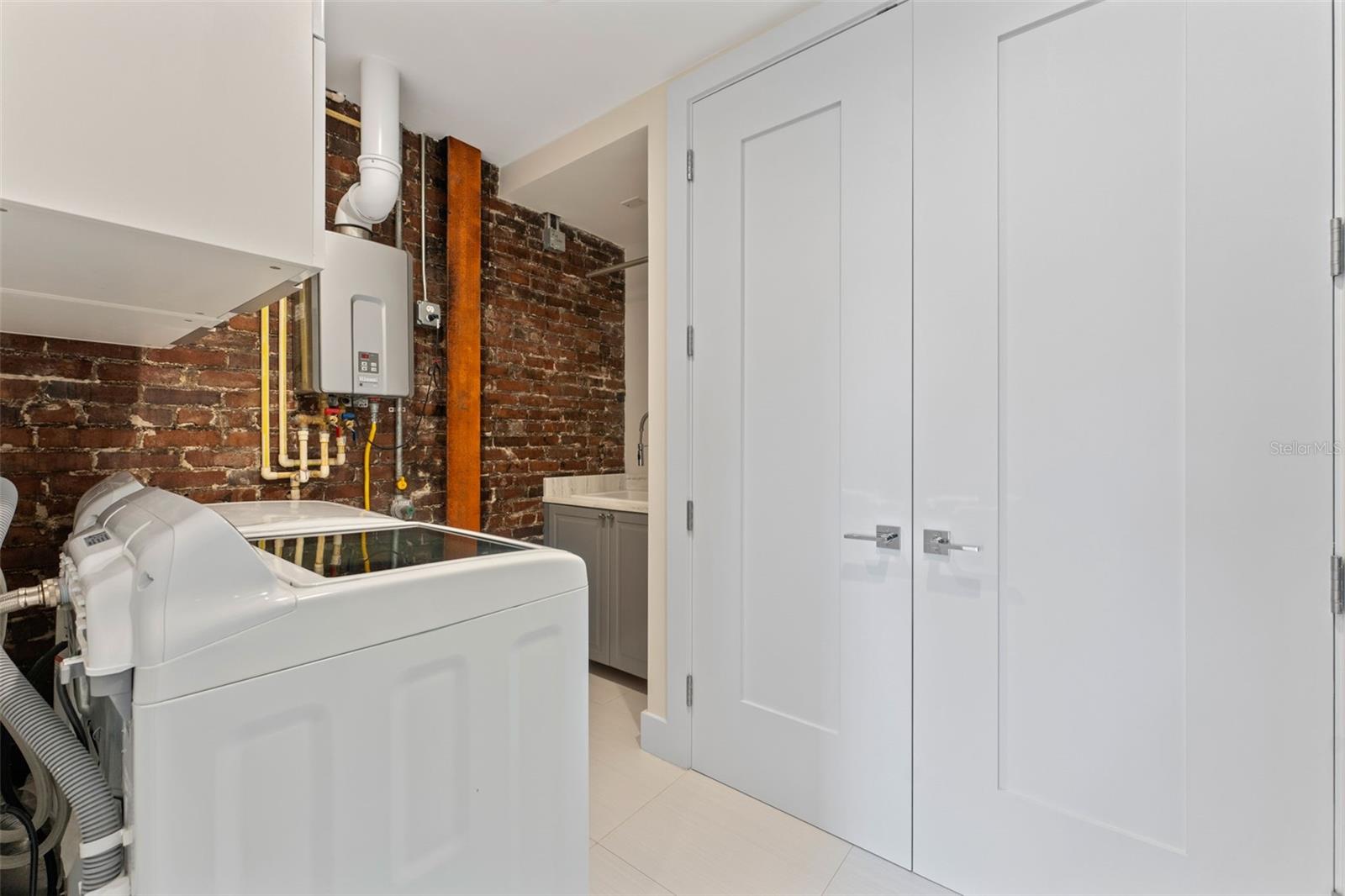 SOHO ON CENTRAL CONDO - Residential Lease