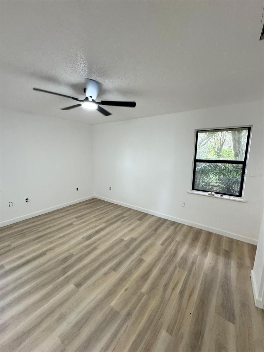 5115 GREENGLEN LANE