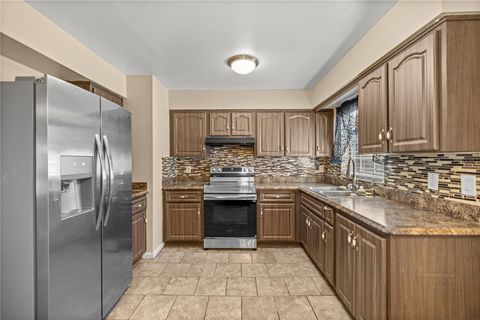 Tiny photo for 2400 NE 37th Street, Ocala, FL 34479 (MLS # OM720018)