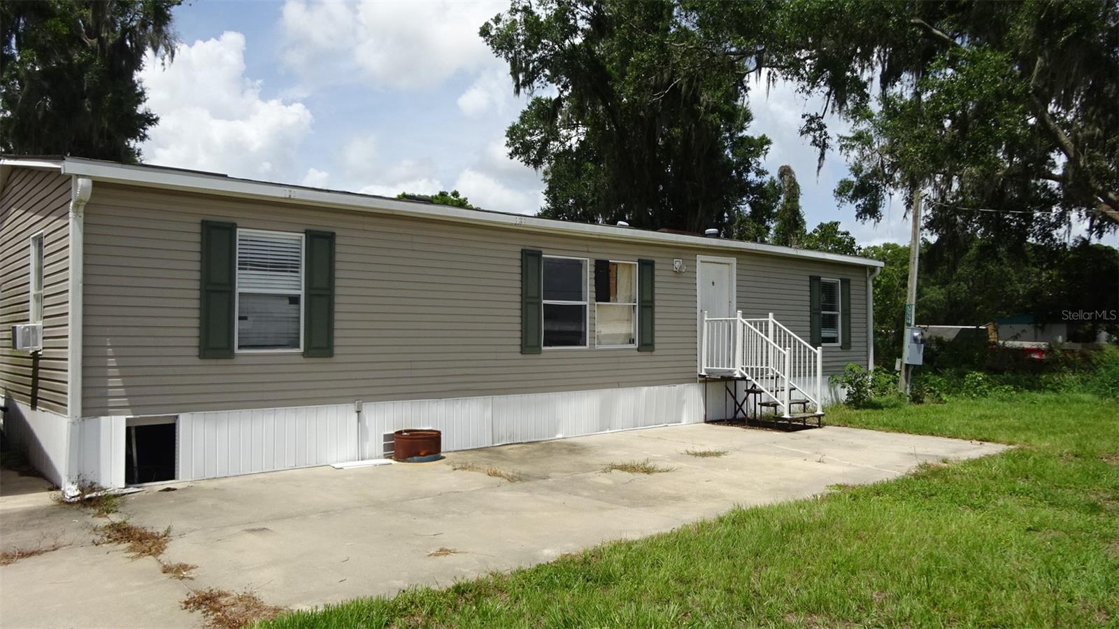 HANDYMAN OR INVESTOR SPECIAL!!! 4/2 LOCATED IN WILDWOOD FL. PROPERTY HAS A UTILITY SHED. LOCATED ON A PAVED ROAD & CLOSE TO MAIN HIGHWAYS, SCHOOLS, ETC. WON'T LAST LONG AT THIS PRICE!!!