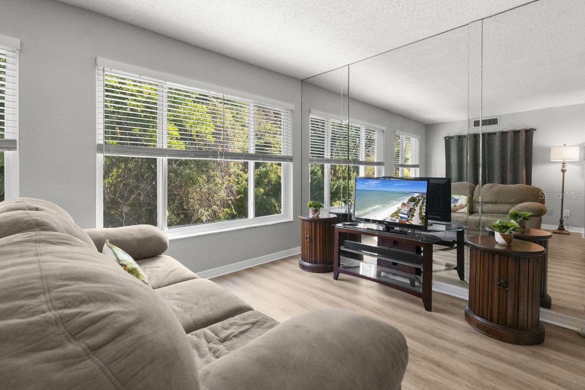 ON TOP OF THE WORLD - Residential