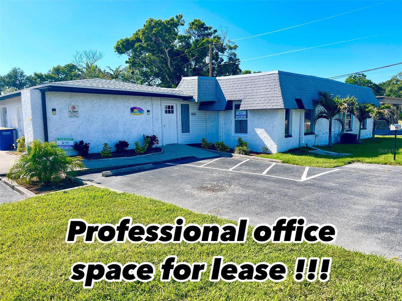 Awesome private workspace!!! Separate side entrance. Unique space has its own central AC and a private bathroom! WOW!
This is a work only space - no living there! Great space for an online business, repair company, small office business, artist studio.
There is also a private fenced yard with concrete slab and aluminum cover so you can enjoy the outside as well. Great opportunity to have a private work space with no interruptions! Owner pays all utilities for you as it's included in the rent. $550 covers it all! Good credit preferred with proof of income from a licensed business. Background check also required.