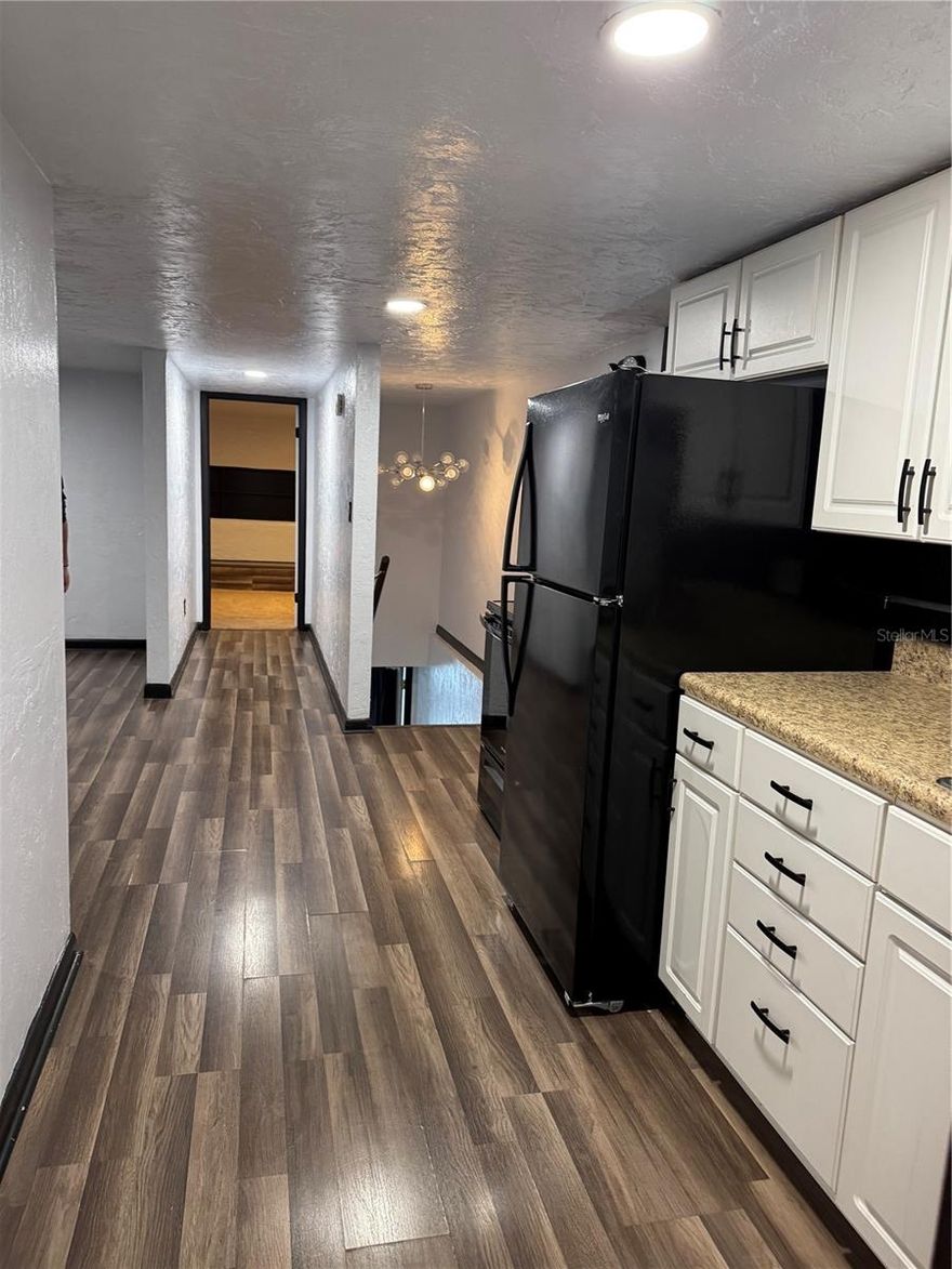 Trendy downtown apartment that is move in ready! This apartment is right above the Wagyu market on SW 1st Ave.  Walking distance to many of Ocala's best coffee shops and restaurants. Tenants must pay for street parking.