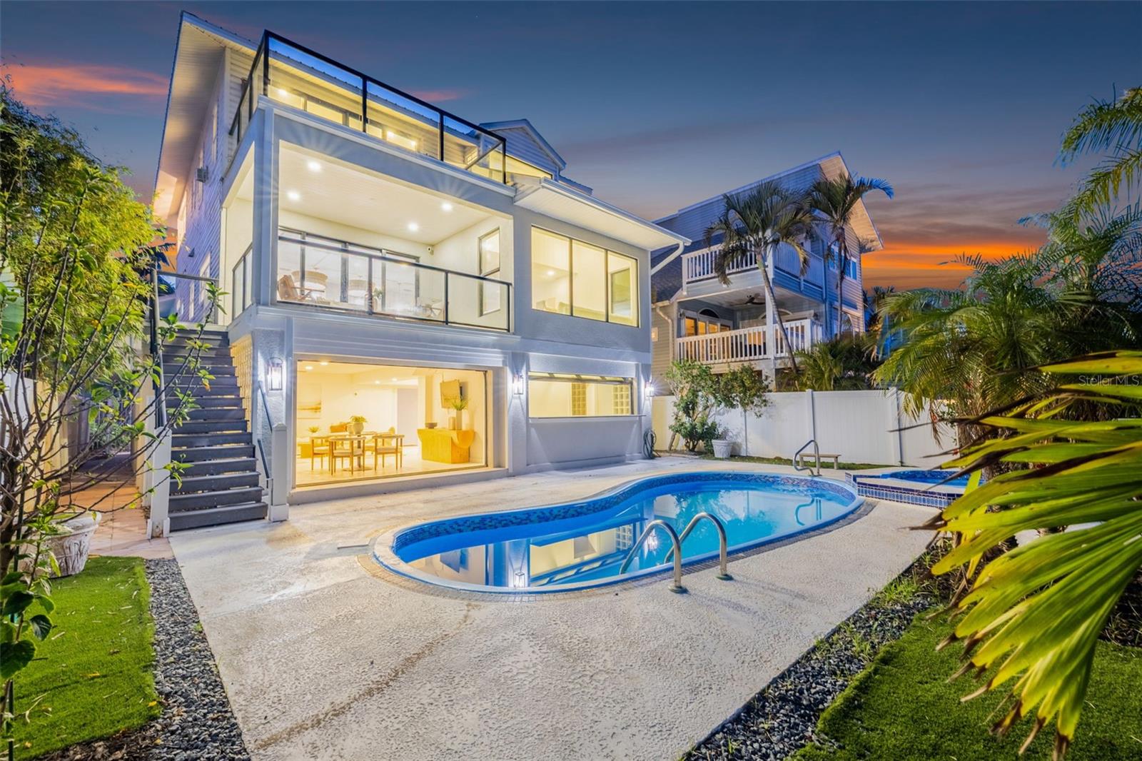 SUNSET LANDINGS - Residential