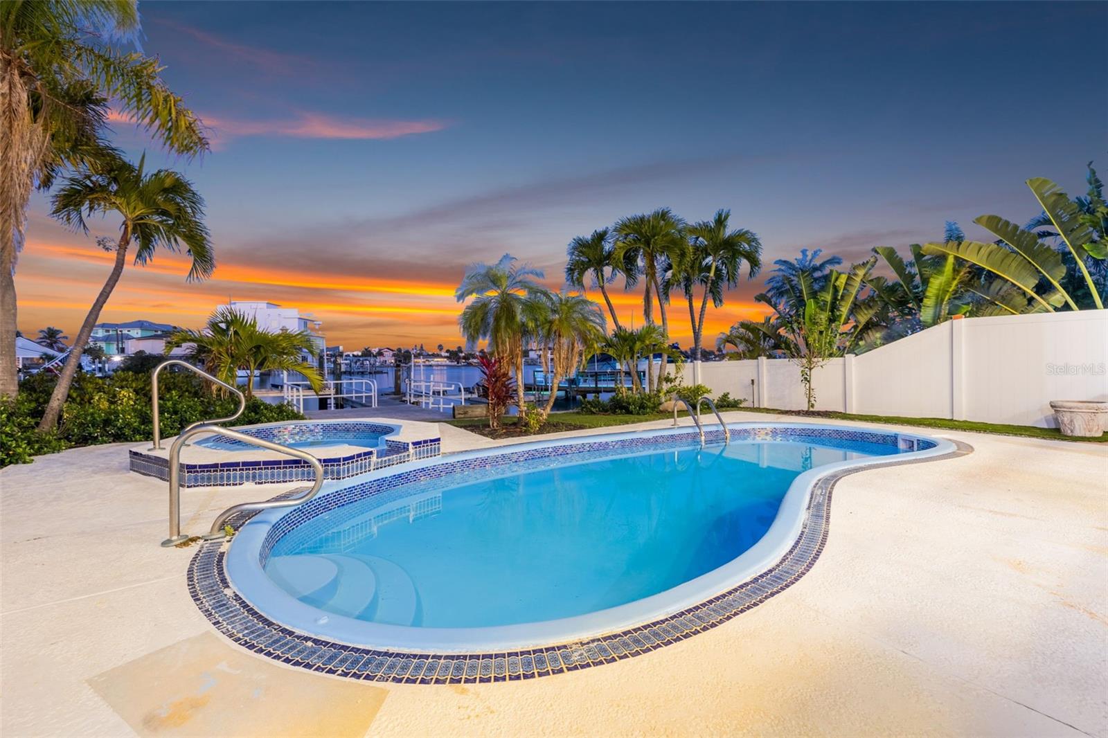 SUNSET LANDINGS - Residential