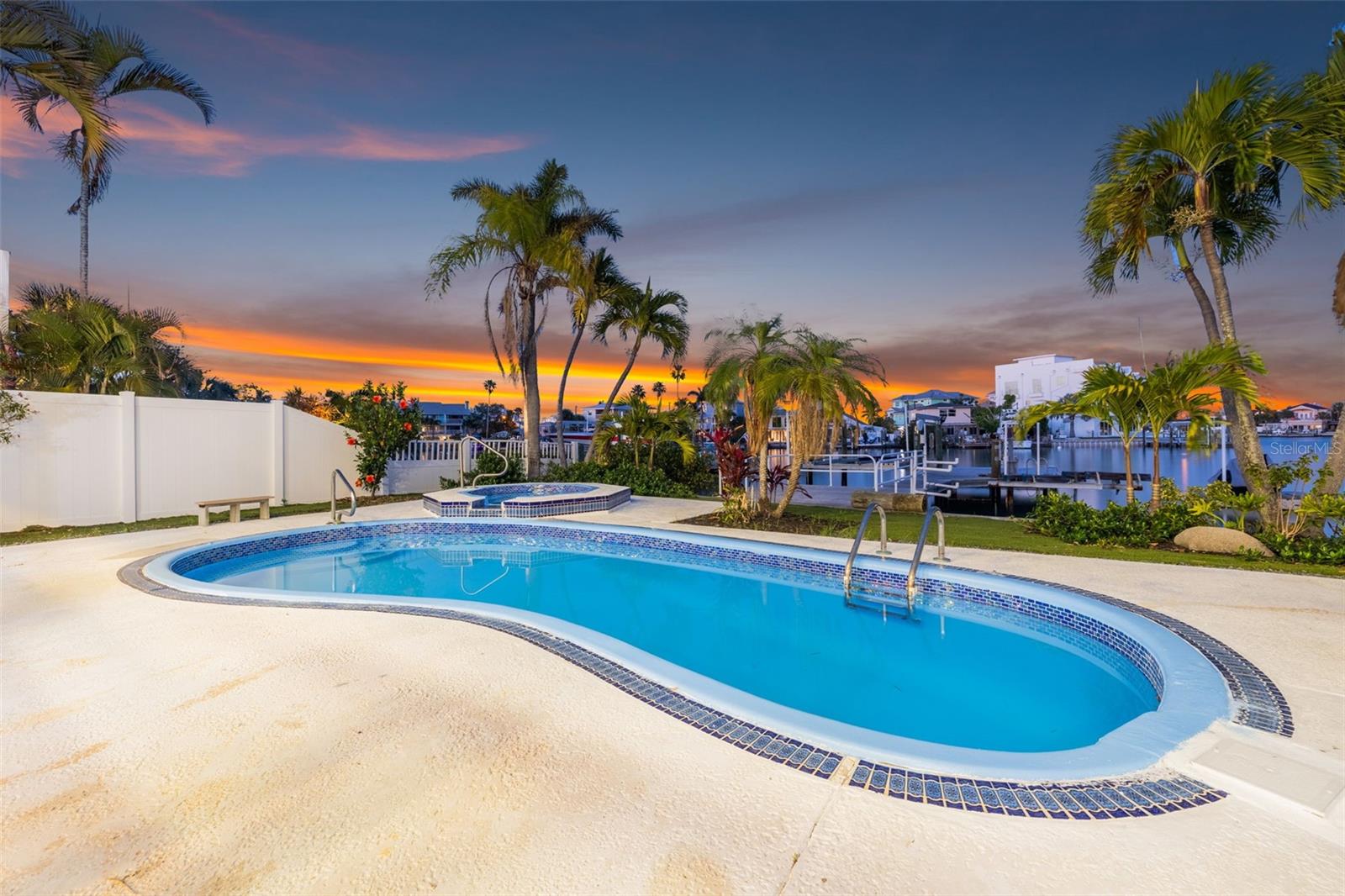 SUNSET LANDINGS - Residential