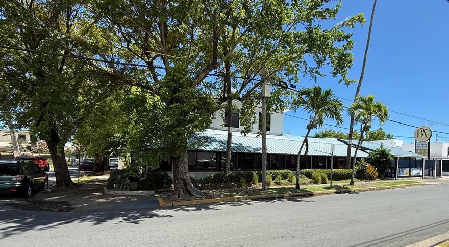 Commercial Property for Sale in Ocean Park, San Juan
Prime Location – Strategic corner property half a block from the beach, in one of the most exclusive and sought-after areas of San Juan.
Key Features:
• 1,500 m² lot
• 7,000 sq ft of construction, on 2 floors
• 6 bathrooms
• Currently operating as a restaurant
• Vast development potential: boutique hotel, inn, restaurant, offices, or mixed-use retail
• CT3 zoning
Amenities and Facilities:
• Three-phase substation
• 125KV electric generator
• Security cameras and alarm system
Coordinates: 18.45194468, -66.04041606
Great investment opportunity in the heart of Ocean Park, ideal for developing a commercial project with high return potential.