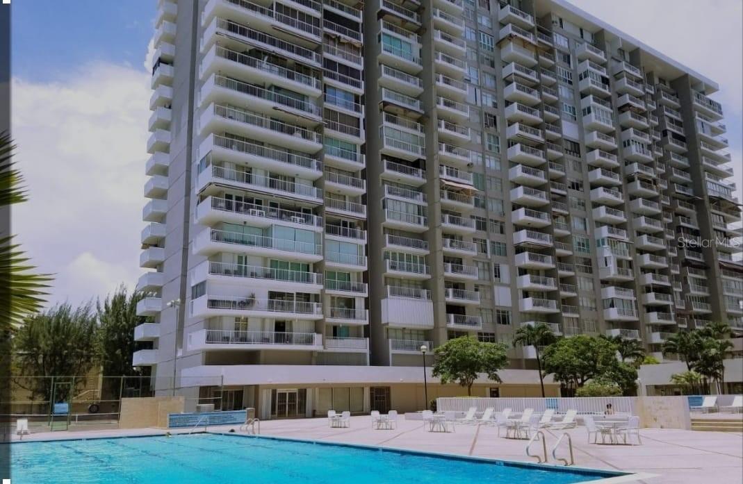 Live in paradise in Isla Verde! This beautiful fully furnished studio is available for rent in the exclusive Coral Beach Condominium, offering stunning ocean views from a high floor. For only $1,800 per month, you can enjoy a modern, stylish space ready for move-in, with direct access to the beach so you can relax and enjoy the sun, sand, and sea anytime. The condo features a gym, swimming pool, and direct beach access, providing an active and relaxing lifestyle in one of Puerto Rico’s most coveted destinations. Living in Isla Verde means waking up to ocean views, being close to restaurants, shops, casinos, and everything you need to enjoy the vibrant city life and natural beauty of the island. This is the perfect place for those seeking comfort, luxury, and a life that combines nature and convenience in a safe, privileged environment. Don’t miss this opportunity! Contact us today for more information and schedule a visit to experience Isla Verde firsthand.