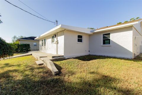 A home in LAKELAND