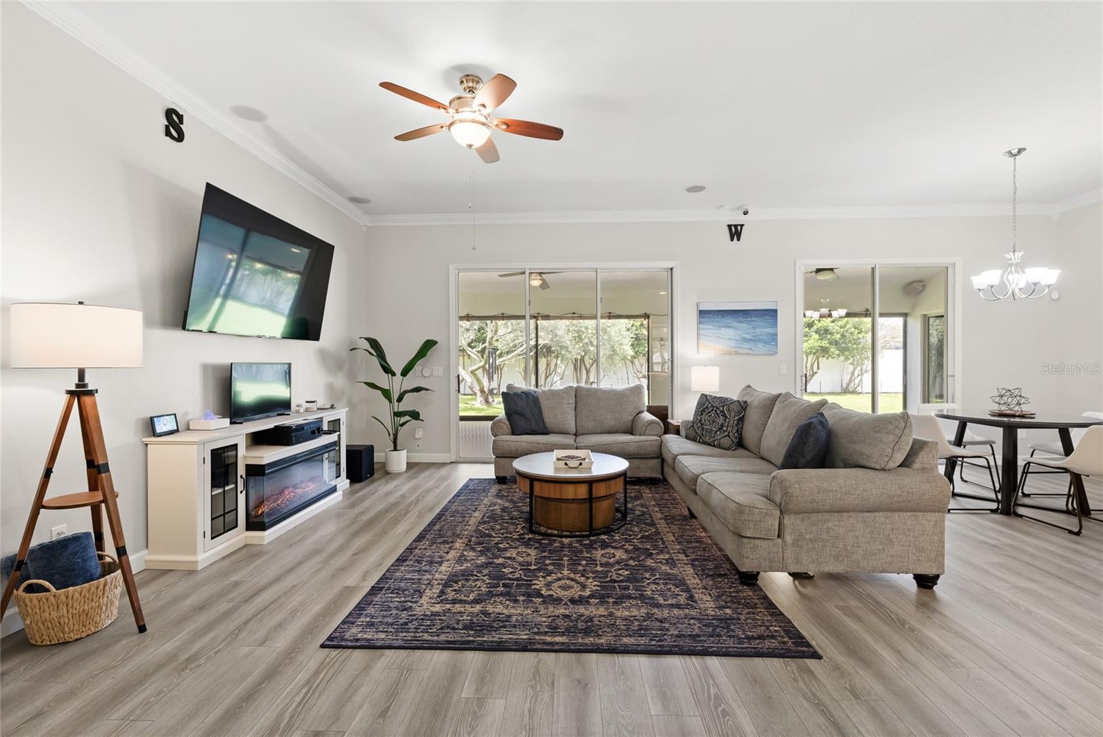 147 COSTA LOOP