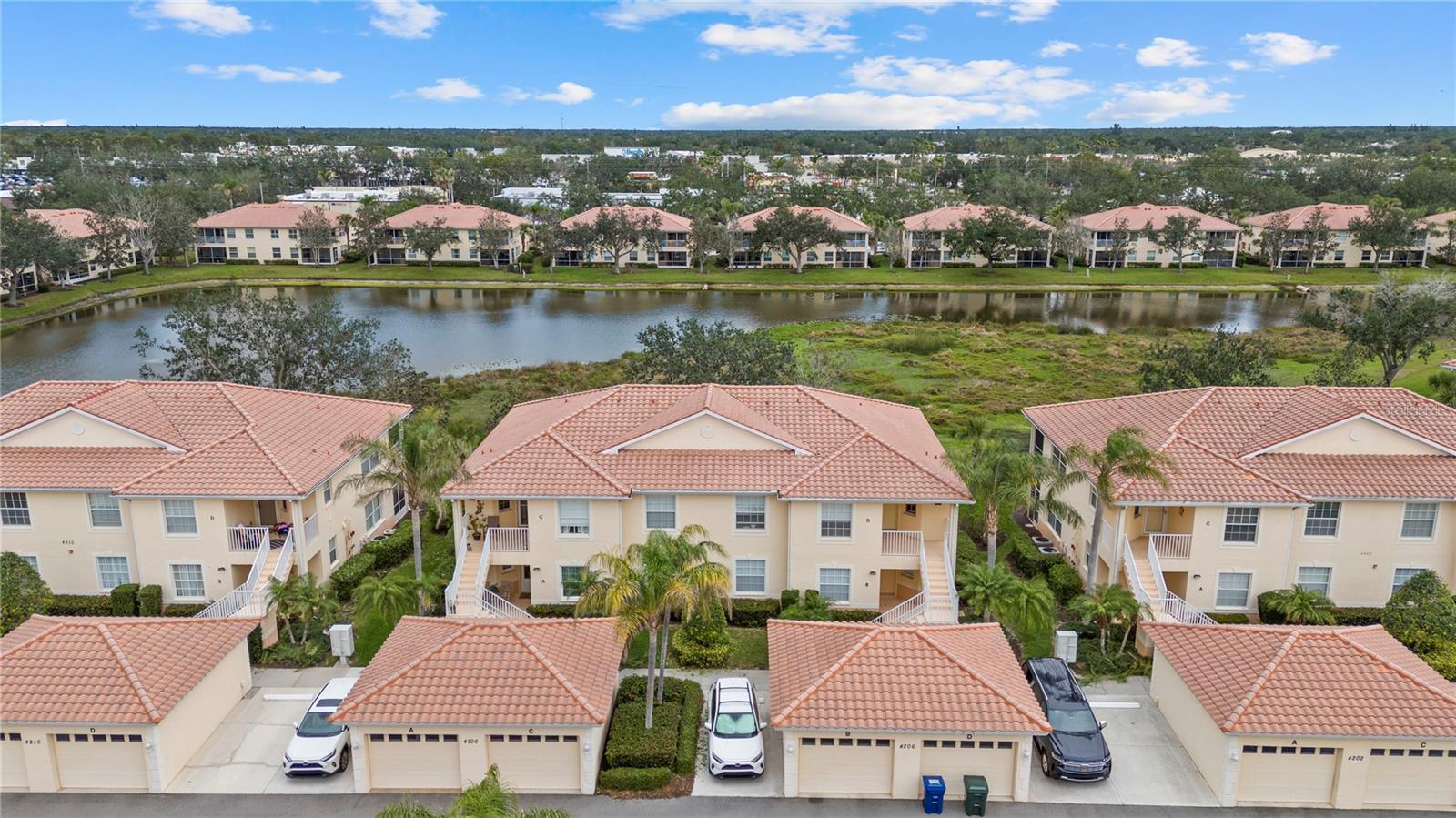Beautiful 3BR/2BA Condo with Lake Views – Venetia, Venice, FL
Spacious first-floor condo in the gated Casa Di Amici at Venetia community. This 3-bedroom, 2-bath home features an open floor plan, updated kitchen with granite countertops and stainless-steel appliances, a large primary suite with walk-in closet and en-suite bath, and impact windows throughout. Enjoy peaceful lake views from your screened lanai.
Includes in-unit laundry and a detached garage with upgraded flooring.
Community amenities: resort-style pool, clubhouse, fitness center, tennis & pickleball courts.
Fantastic location just 3 miles to Manasota Beach, near Downtown Venice, Wellen Park, shopping, dining, and medical facilities.