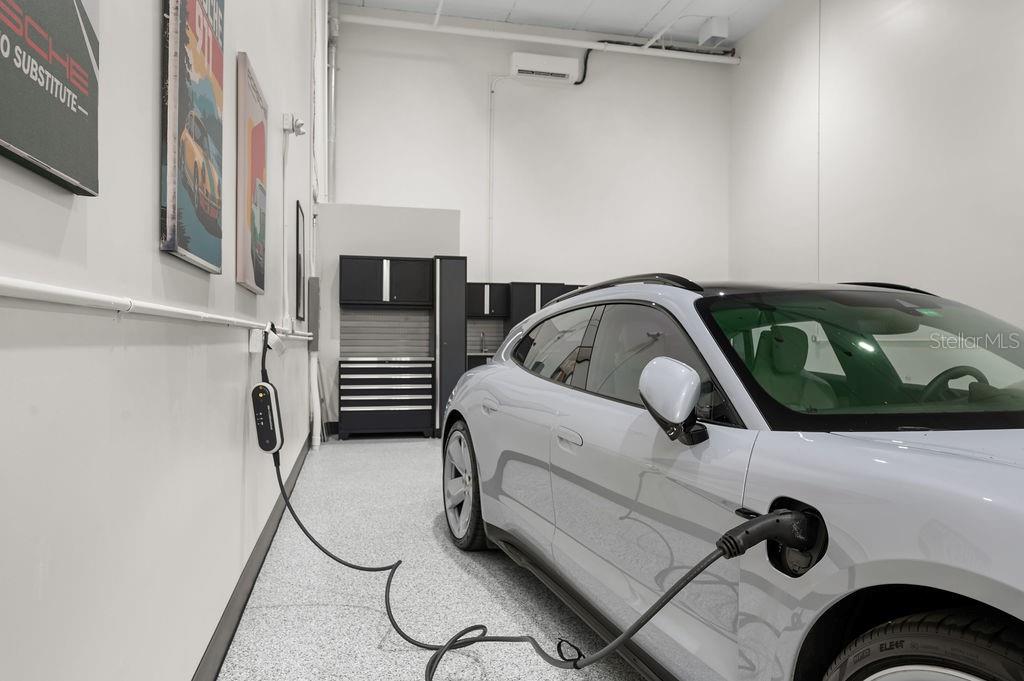 LUXE DREAM GARAGE CONDO - Residential