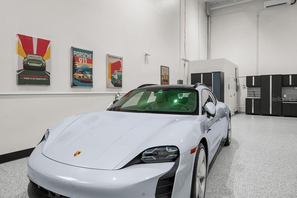 LUXE DREAM GARAGE CONDO - Residential