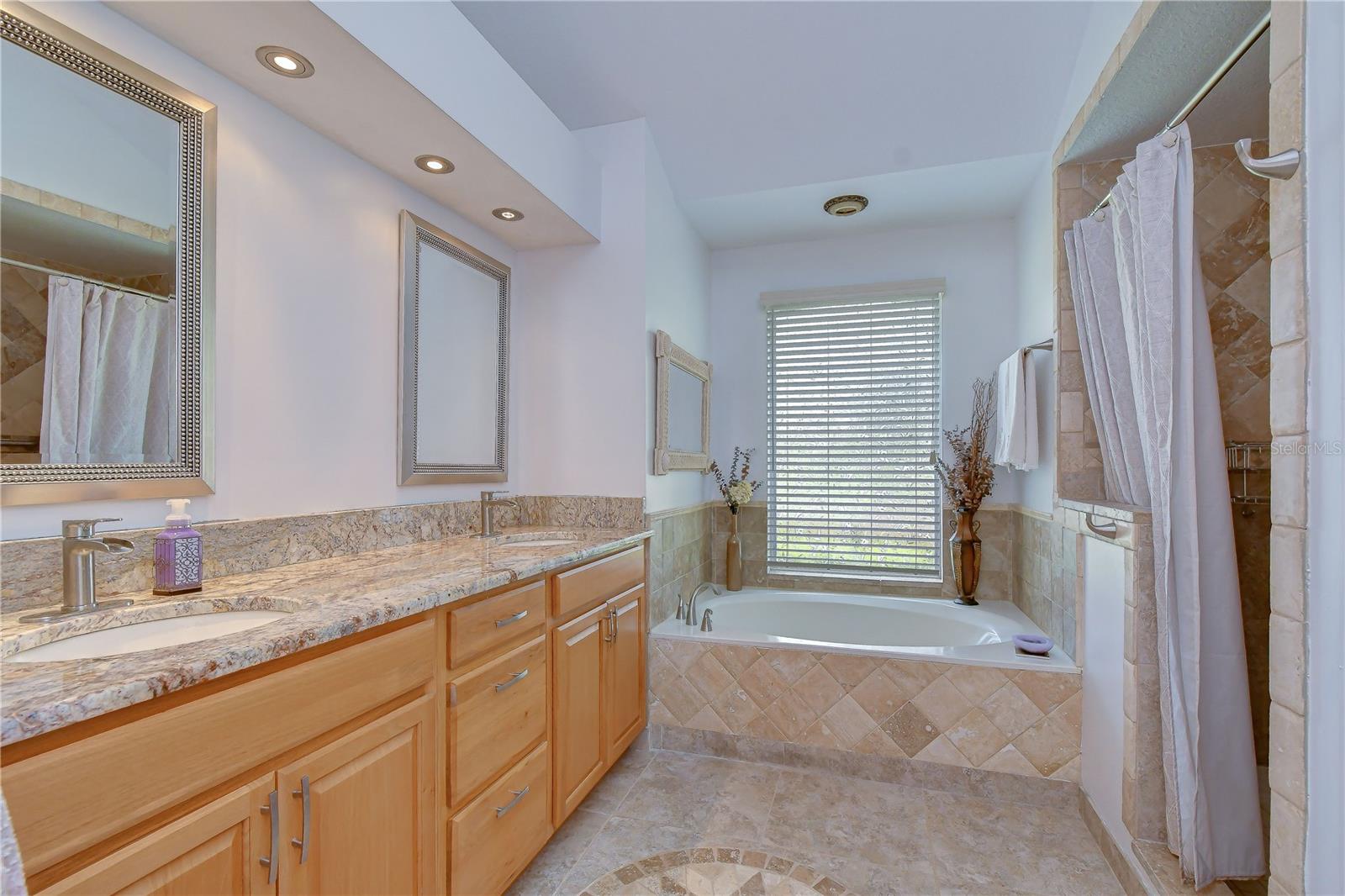 RIVER HILLS COUNTRY CLUB PH - Residential