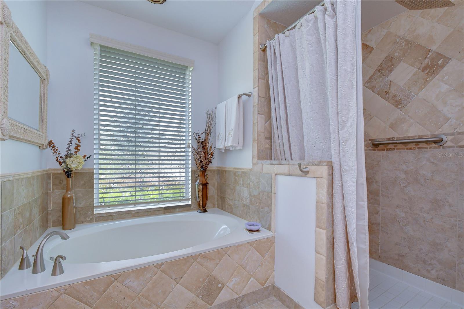 RIVER HILLS COUNTRY CLUB PH - Residential