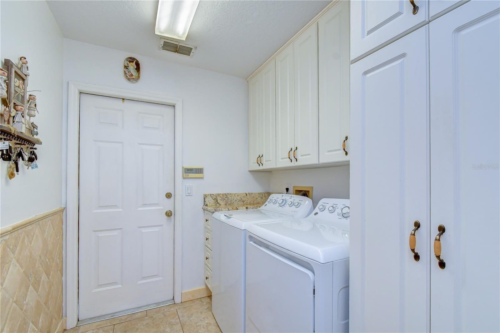 RIVER HILLS COUNTRY CLUB PH - Residential