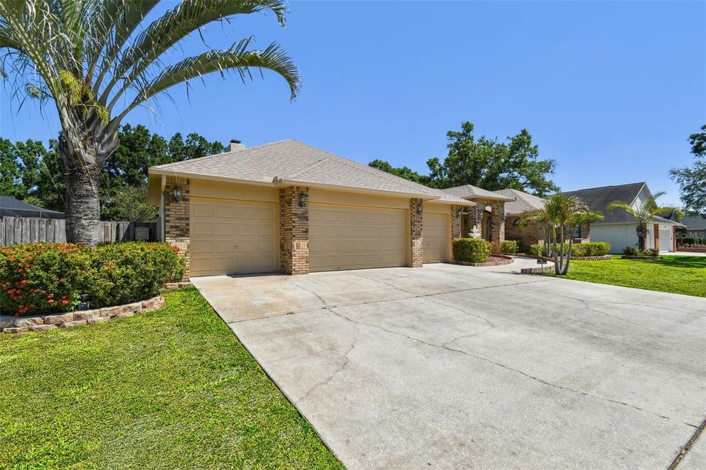 Photo of 2914 Timber Knoll Drive, Valrico, FL 33596 (MLS # TB8377329)