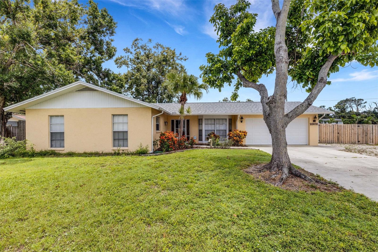 LARGE DOUBLE CORNER LOT. RANCH HOME WITH SEPERATED APARTMENT LIKE QUARTERS. 4 BEDROOMS, 3 BATHROOMS, 2 KITCHENS, 2 WASHERS, 2 DRYERS. LARGE RV PARKING AREA WITH 30 AMP ELECTRIC AND WATER. NEW ROOF, PAINT AND MANY UPDATES.