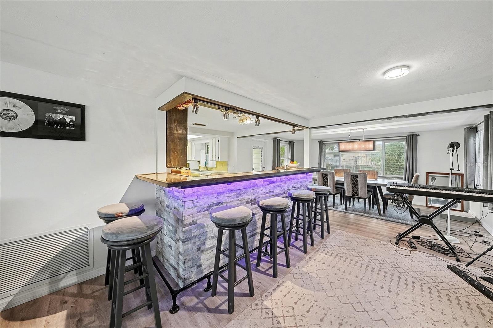 COLONIAL HILLS - Residential