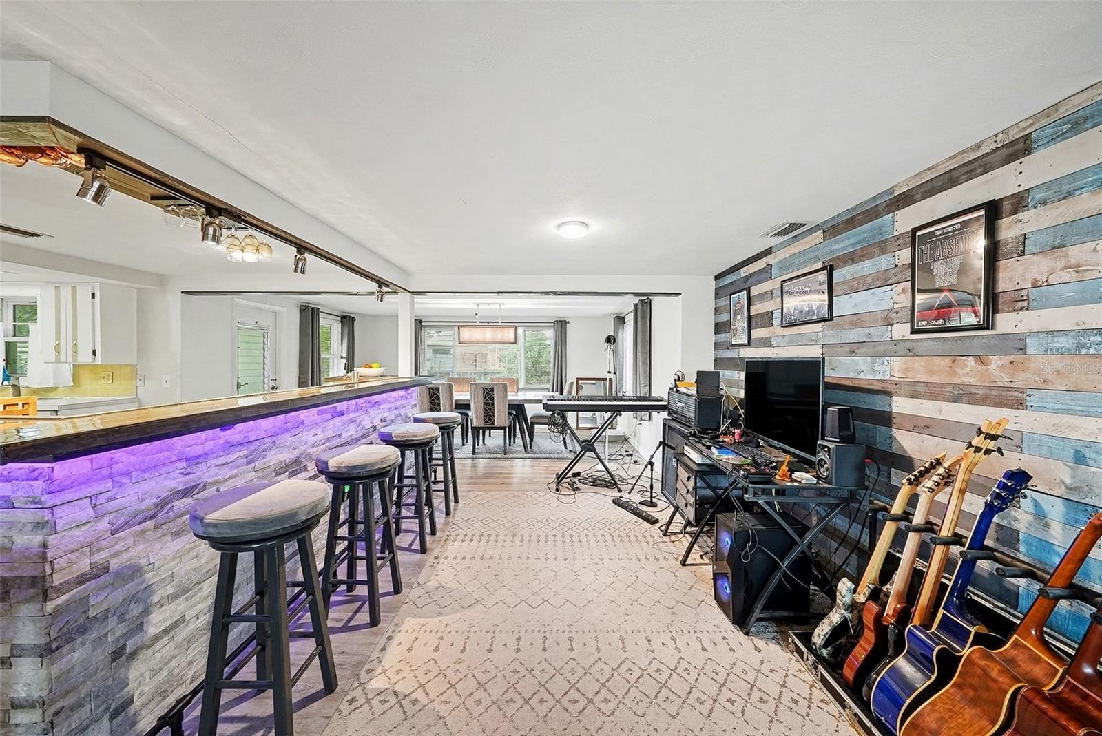 COLONIAL HILLS - Residential