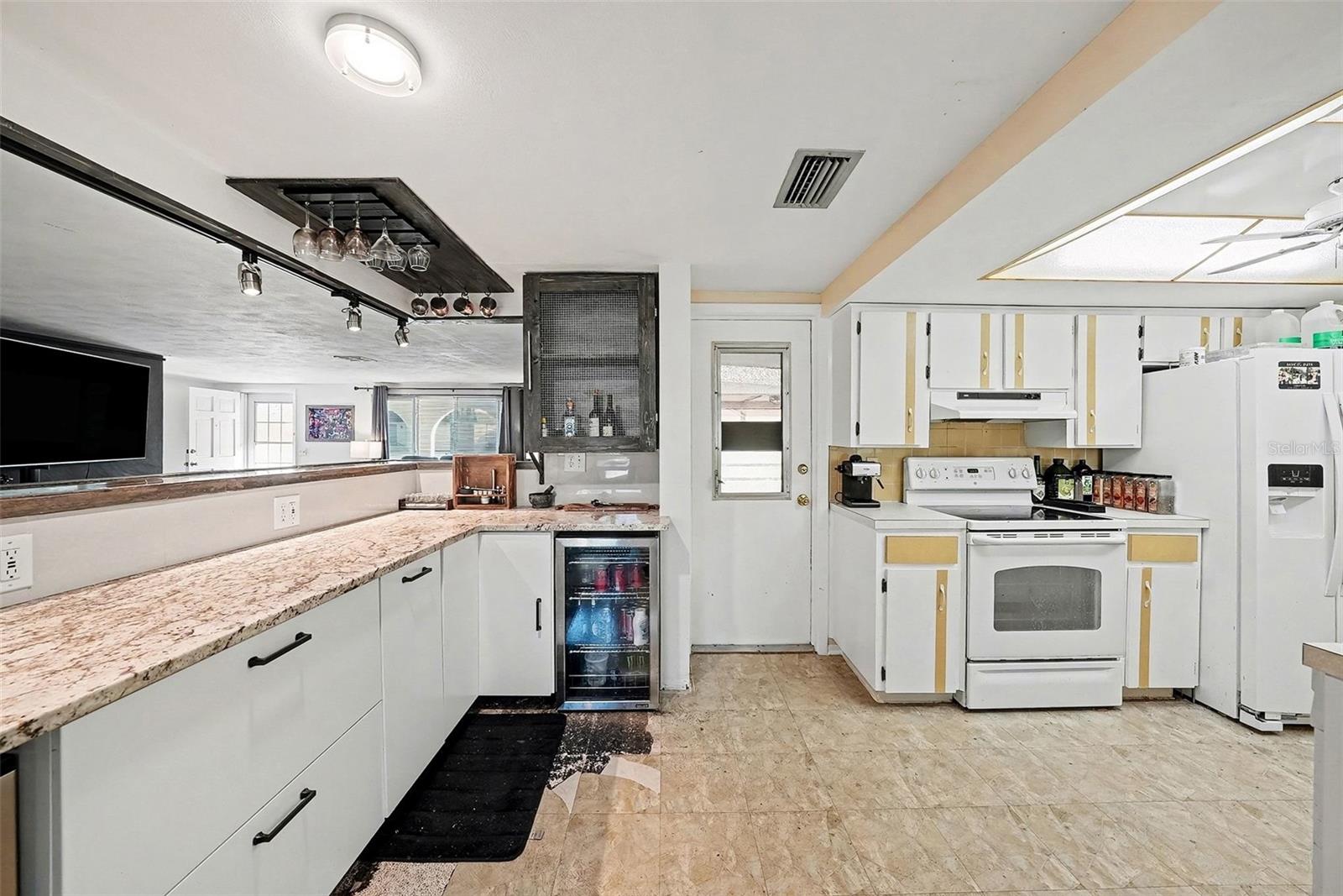 COLONIAL HILLS - Residential