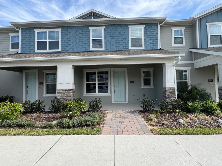 Beautiful 3-bedroom, 2.5-bathroom townhouse located in the highly desirable Hamlin Hills area of Winter Garden. This well-maintained home features a functional layout, a charming front porch, and a detached 2-car garage.
Enjoy living directly across from an elementary and middle school, offering unmatched convenience for families. The community provides excellent amenities, including playgrounds and recreational areas.
Ideally situated just minutes from Hamlin Town Center, with easy access to supermarkets, pharmacies, restaurants, and shopping. A perfect combination of comfort, location, and lifestyle.