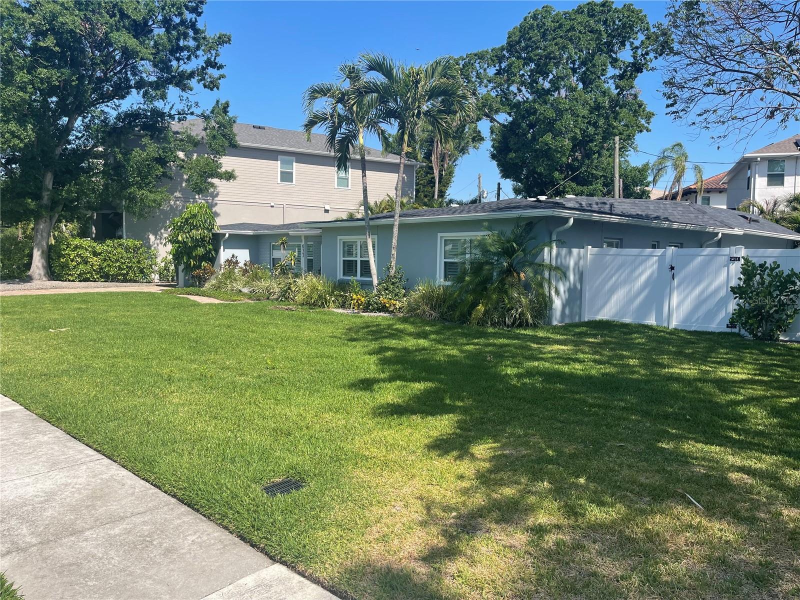 633 BOSPHOROUS AVENUE - Photo 2
