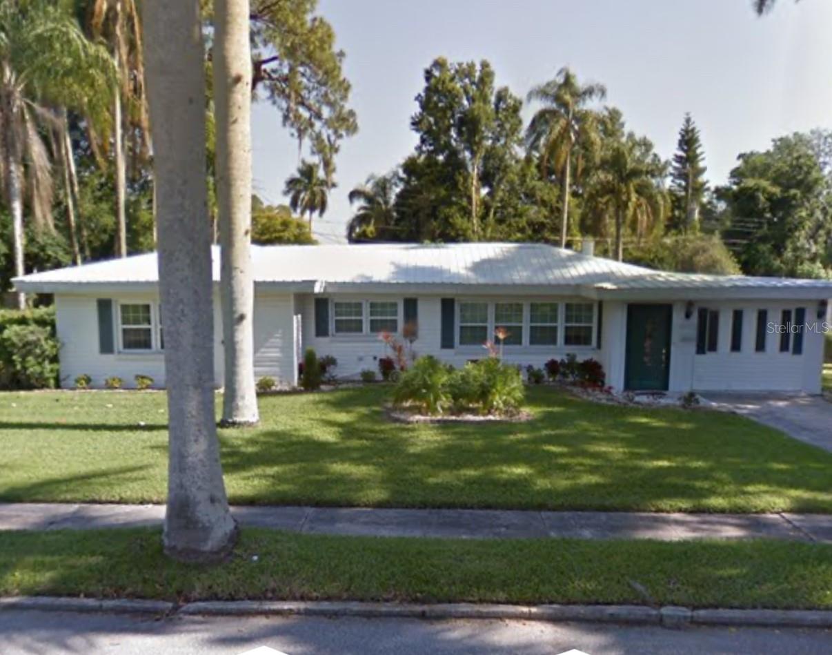 Three bedroom three bath home located in a very sought after neighborhood in beautiful bradenton, FL