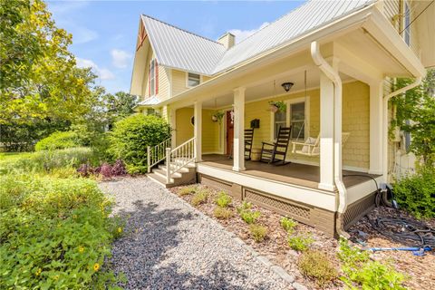 Photo of 417 W Minnesota Avenue, Deland, FL 32720 (MLS # O6402604)