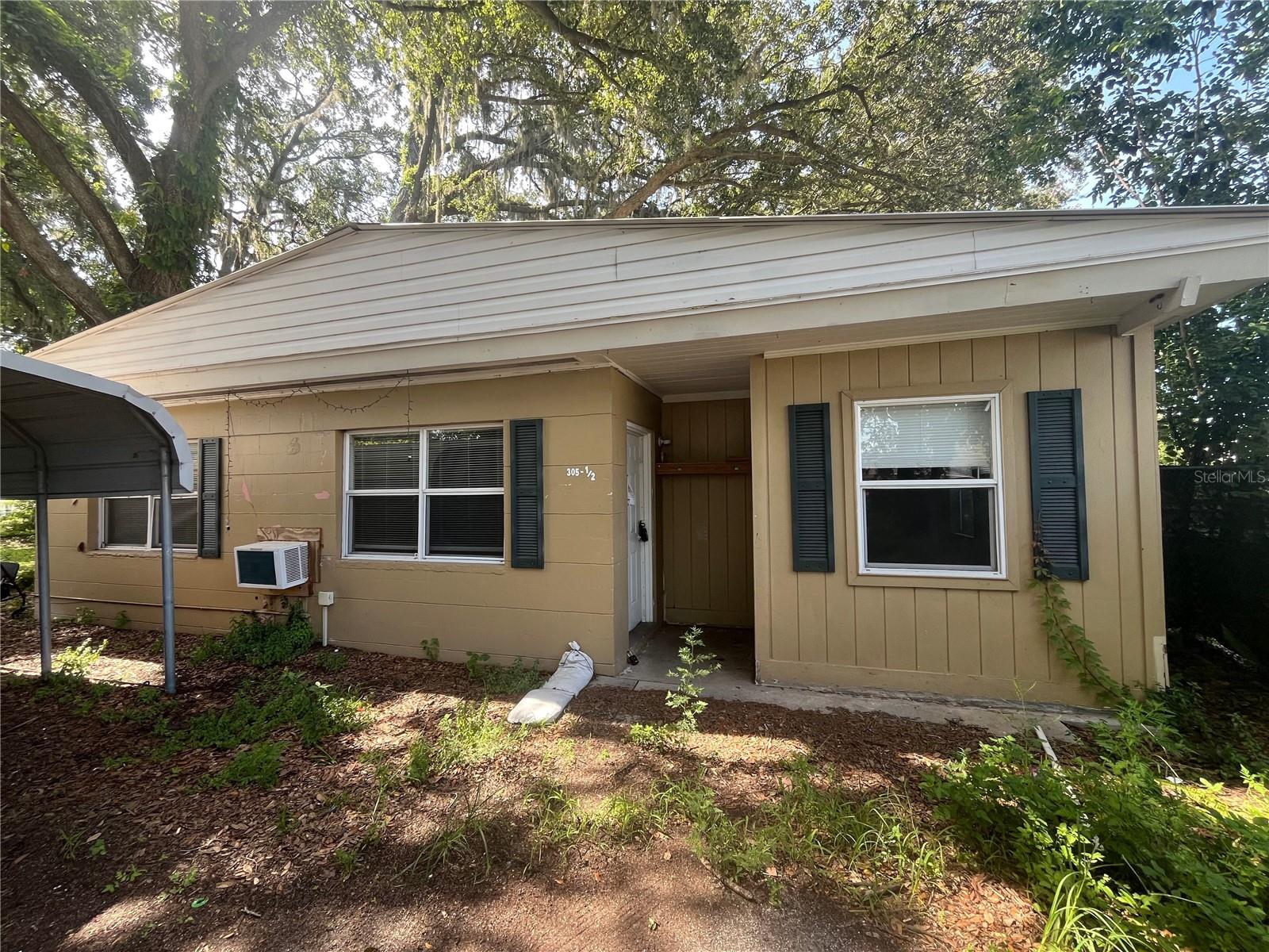 This 2 bedroom 1 bath home is now available for rent in Plant City. This lot has two homes located on it, the back unit is the one available. With small renovations throughout this cozy single family home has the perfect balance of comfort and space. With new flooring in both bedrooms and new stainless steel appliances, this unit won't last long.
This home is conveniently located to shops, schools and restaurants while also making a commute to Tampa or Orlando efficient.