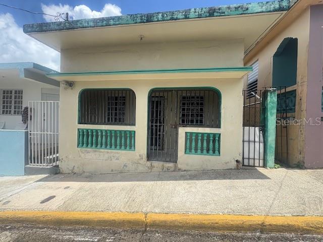 Property located in the urban area of San Lorenzo, perfect for generating income as an investment. It has 3 bedrooms, a bathroom, a living room, a kitchen, and a 168 m2 patio. The property is being sold (AS IS) as is.