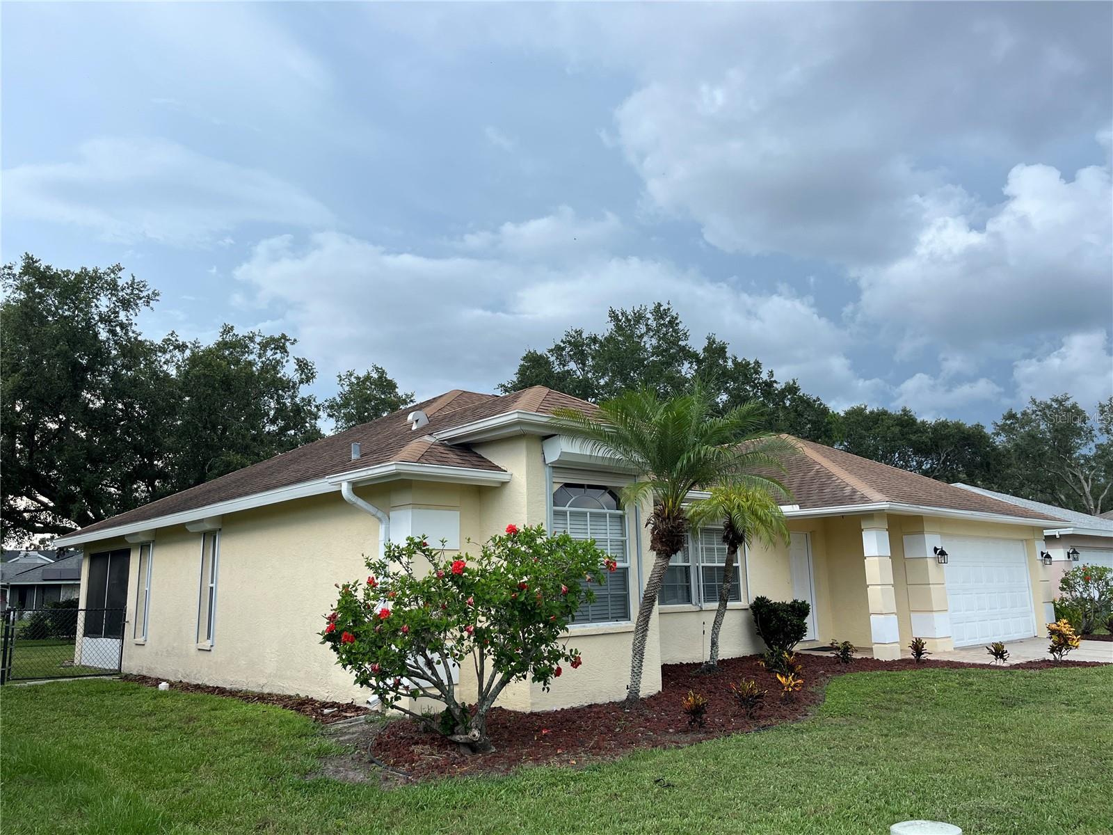This beautiful split floor plan features an open concept, spacious 3 bedrooms and 2 bathrooms. Located in Briarwood, beautifully maintained HOA community, Vaulted ceilings, creating a bright and open atmosphere, screened lanai, large windows openings with hurricane shutters (Peace of mine during Hurricane Season) and 2-car garage, only one block away to access amenities like a poo land tennis. Briarwood is desirable community just minutes from shopping, local attractions. restaurants, UTC Mall, I-75, US301 and Sarasota’ world-famous beaches.
This family home is located in a cul-de-sac street and the subdivision has only two entrances for local traffic. All stainless-steel appliances in the kitchen as well as a custom granite countertop. Large window openings give lots of light to the interior.
Is the perfect family home, located close to all the best school districts offered in Manatee County and the best backyard for all your pets and family gatherings.
