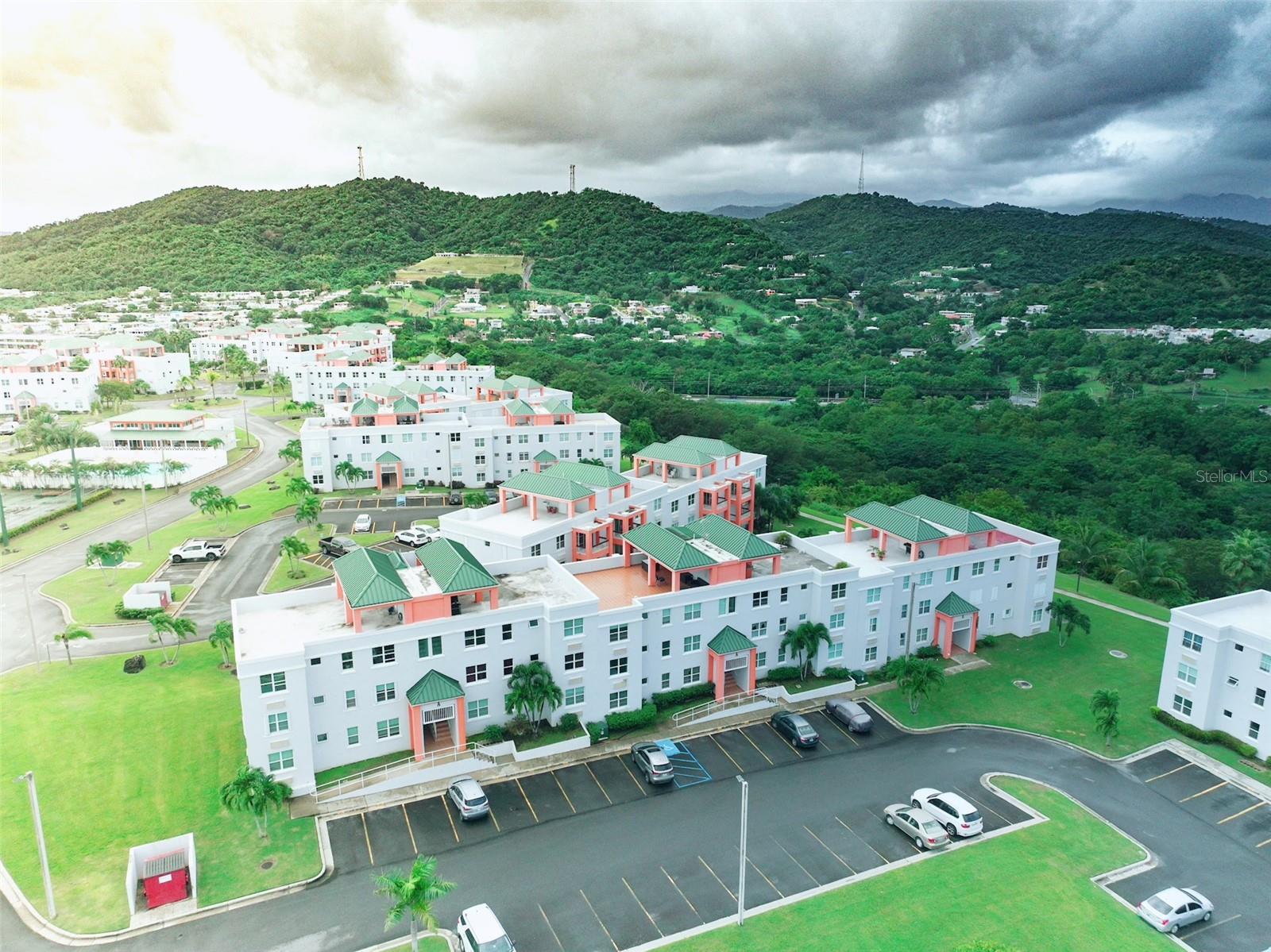 Beautiful Penthouse for Rent – Cond. La Loma, Fajardo | $1,800/month
Live above it all in this beautiful and spacious penthouse located in the gated community in Fajardo. This 3-bedroom, 2-bathroom home offers comfort, privacy, and stunning views of the city, lush mountains, and ocean horizon.
The layout includes a bright living and dining area, kitchen, laundry space, a private balcony, and a large terrace perfect for relaxing or entertaining while enjoying the fresh breeze and panoramic views.
Located at the top of a hill, Cond. La Loma provides a peaceful atmosphere while still being just minutes away from everything you need — supermarkets, pharmacies, hospitals, restaurants, shopping centers, movie theaters, and only 9 minutes from the beach.
Residents enjoy 24/7 security and great amenities such as a swimming pool, tennis court, basketball court, gym, gazebo, and walking trails.
Don’t miss the opportunity to rent this beautiful home in one of Fajardo’s most convenient and private communities!