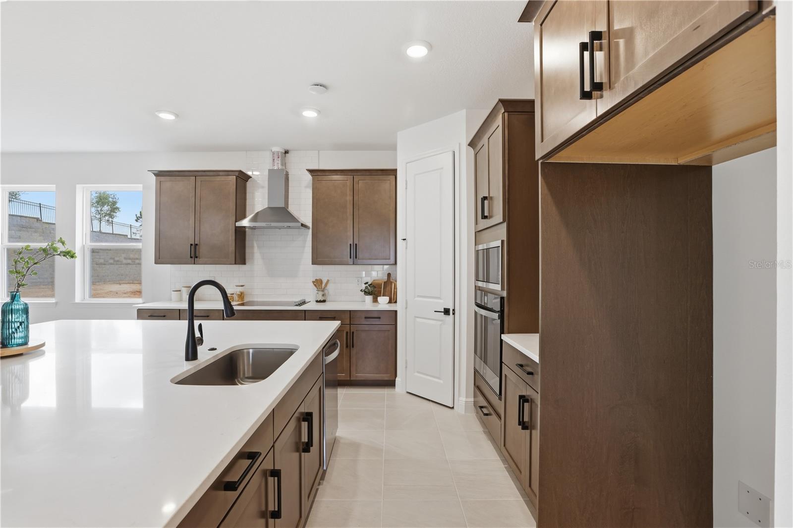 468 VENETO CIRCLE