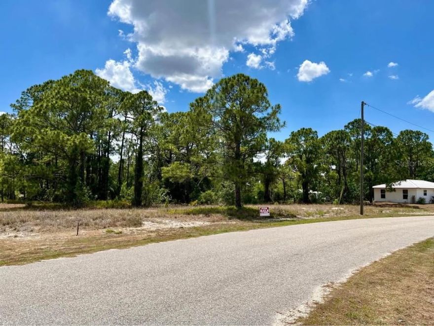 Land Near the Lake – Great Opportunity! 
Discover this beautiful lot just steps from the lake, perfect for building your dream home or investing! Enjoy tranquility, nature, and a stunning view.
Highlights:
Prime location with easy access
Safe and valued area
Ideal for living or investing
Don't miss out!