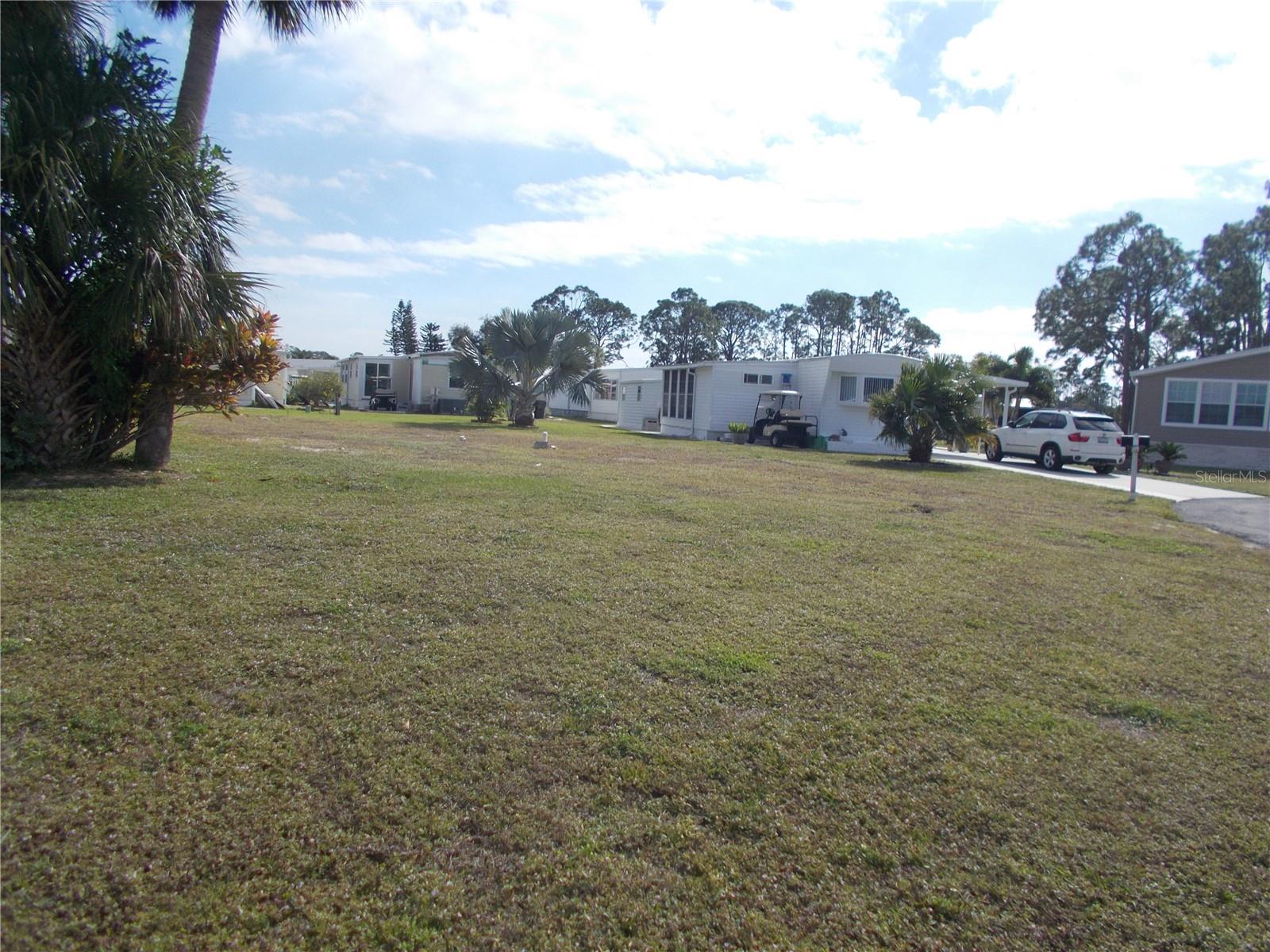 HOLIDAY PARK - Land