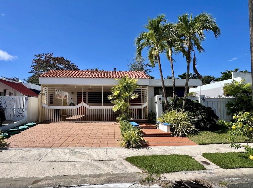 Privileged location in Hills Mansion, San Juan, this one level house offers a functional and comfortable layout in an attractive residential environment.  Besides including all the main furnitures and equipped with kitchean appliances and Wall AC Units the space totals 1,625 habitable square feet and a plot of approximately 397 m², with an additional piece of land of approximately 400 m² for flexible use, this property combines comfort and versatility.
3 bedrooms and 2 full bathrooms
Bright social area with good natural lighting
Functional kitchen with space for daily dining room
Parking for vehicles - Two Covered in Garange and 2 Outside 
Pool and Gazebo Area With a Bathroon in the pool area. 
Condition of the property - ready to move in
Complex amenities** and nearby services: security, common areas, parks, schools, supermarkets
Efficiency and comfort: (optional) air conditioning mini splits units in all of the major areas including bedrooms.
Water Cistern of 400 galons  and a Power Generator of 20K Gas/ 
Easy access to main routes, shops and services in San Juan. Call for a Private Showing