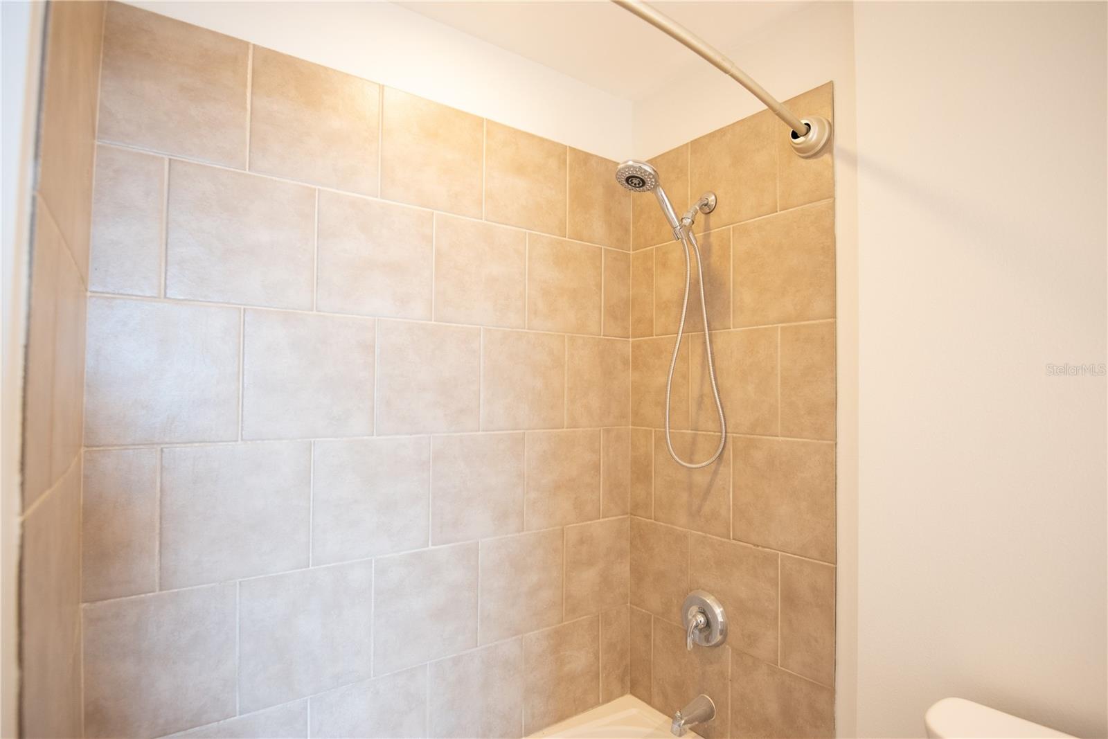 GRAND CENTRAL AT KENNEDY RESIDENCES A CONDOMINIUM - Residential Lease