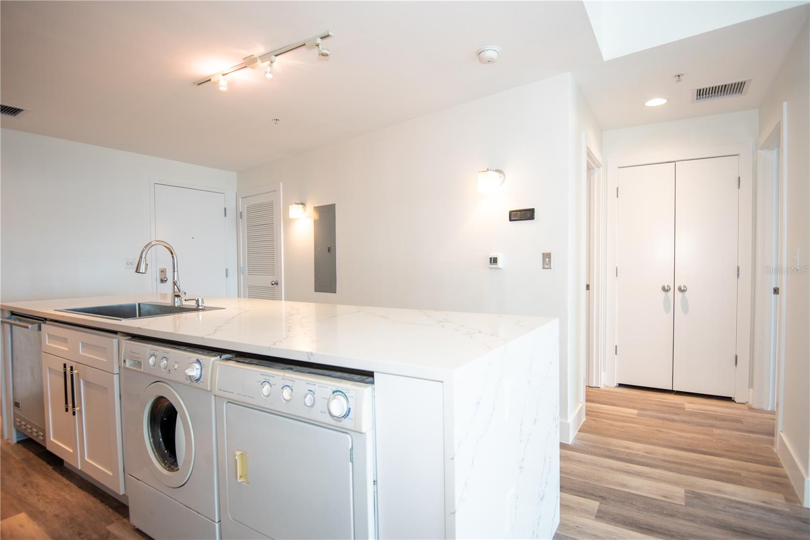 GRAND CENTRAL AT KENNEDY RESIDENCES A CONDOMINIUM - Residential Lease