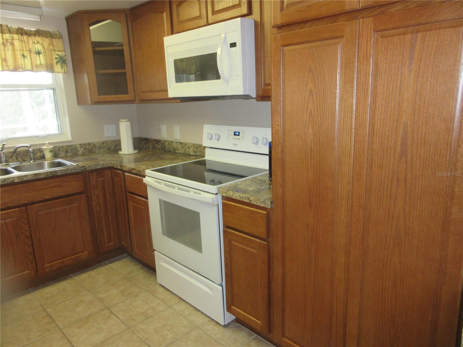 COUNTRY OAKS - Residential