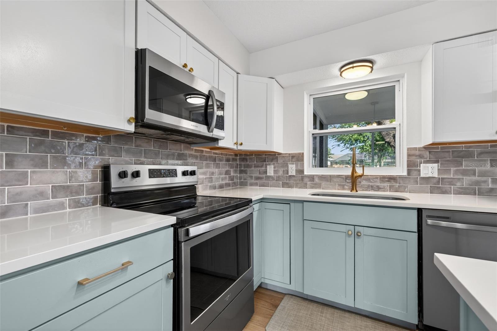 K & H CLEARVIEW 1ST ADD - Residential