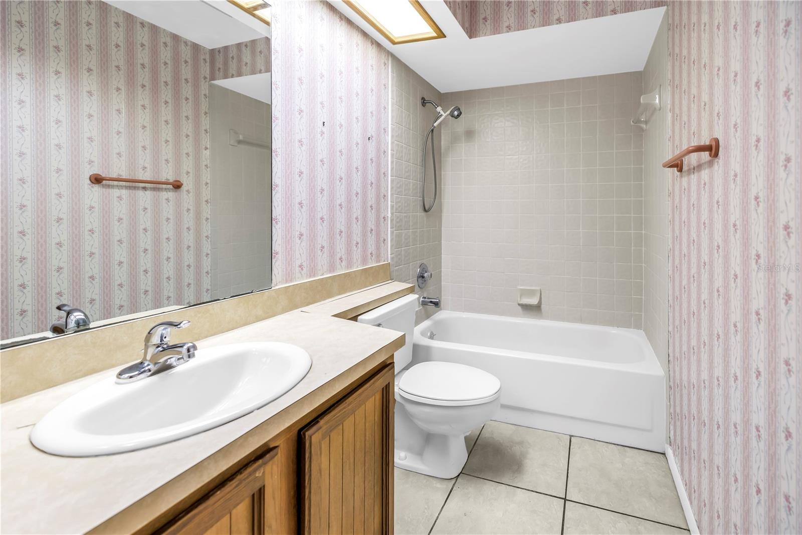 LAKE SEMINOLE VILLAGE - Residential