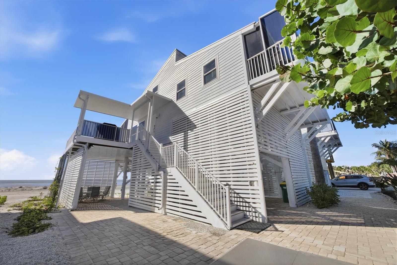 BEACH TWINS - Residential