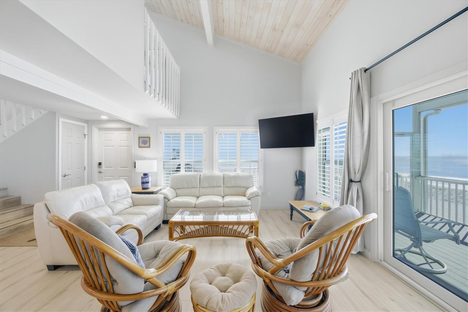 BEACH TWINS - Residential