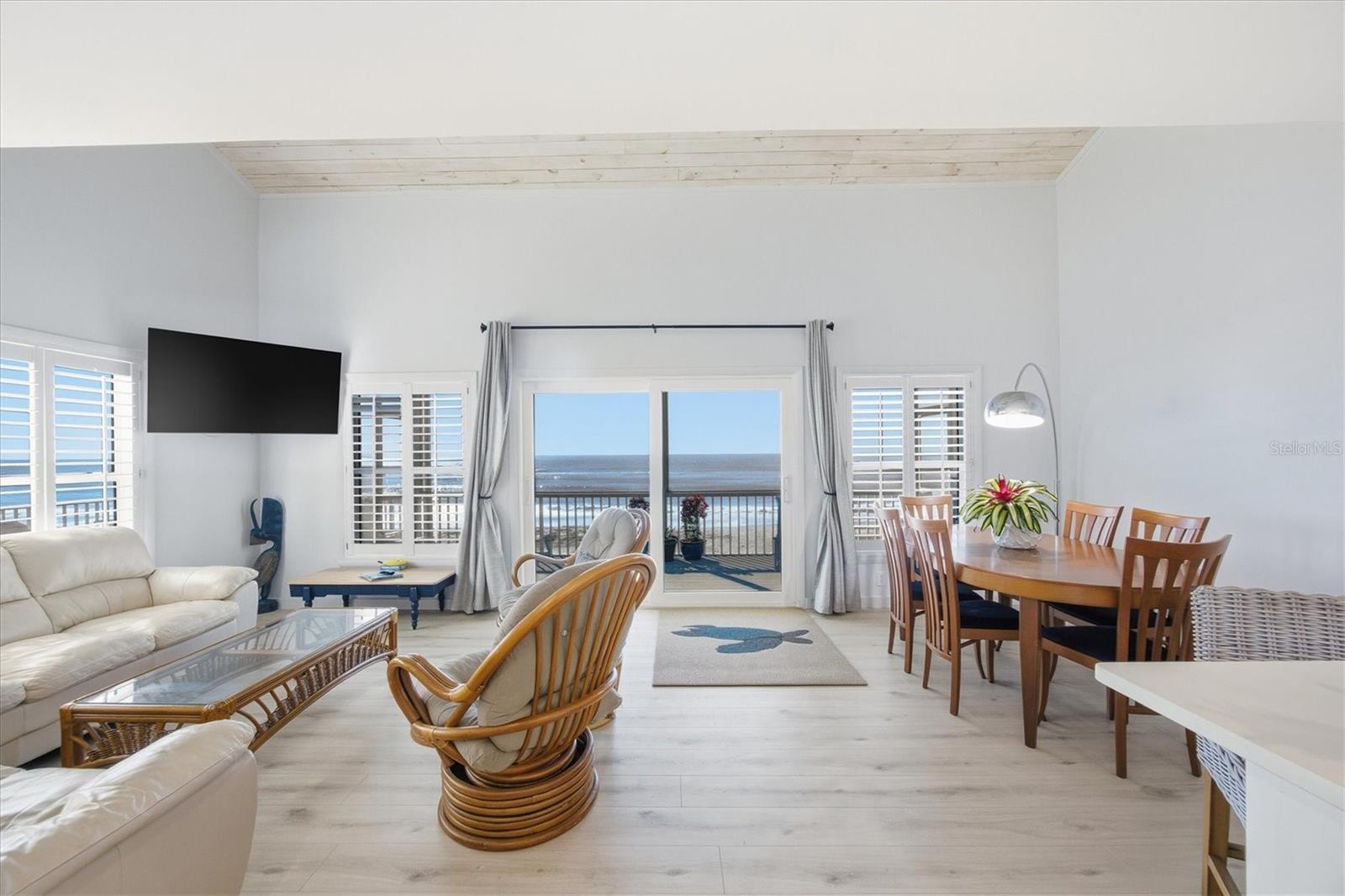 BEACH TWINS - Residential