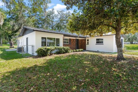 Photo of 109 W Lakeview Street, Lady Lake, FL 32159 (MLS # G5099274)
