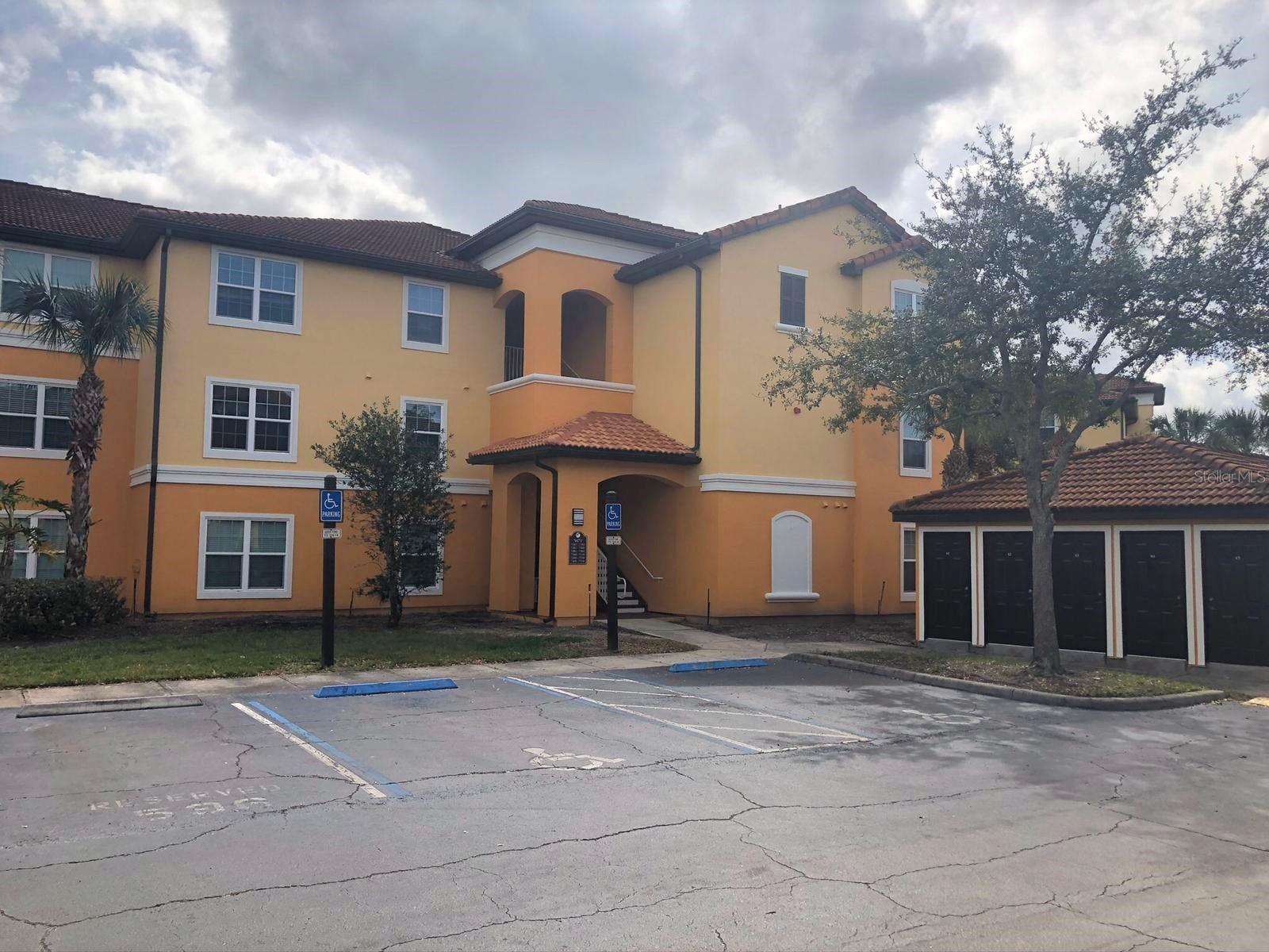 Great Opportunity to live in this 1 bedroom / 1 bathroom condo y the beautiful Cypress Fairways Community!!! Located on the 3rd floor, this unit is ready to move in!!! Come see it today!