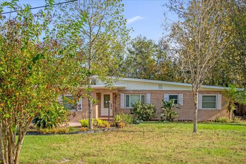 A home in DELAND